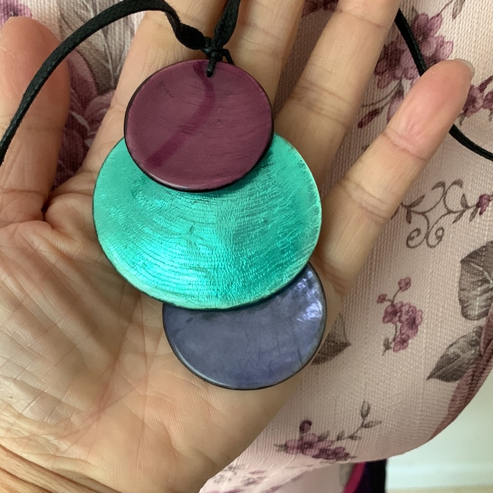 Resin Shell Necklace - Picture 3 of 6